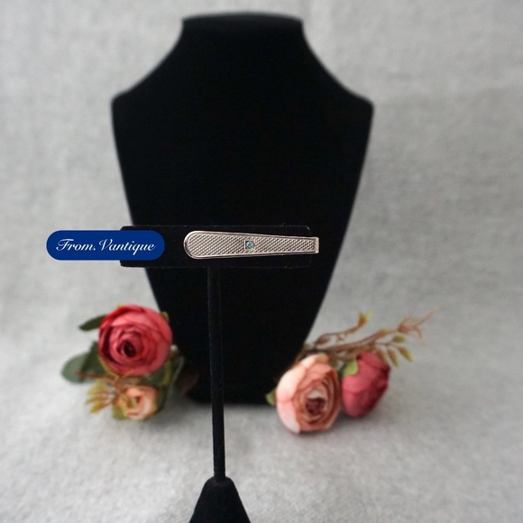 👔 VINTAGE Silver Patterned with Sky-Blue Crystal Tie Clip 🔗 - Picture 2 of 5